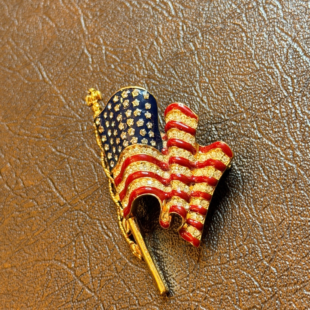 VINTAGE🇺🇸Trifari🇺🇸1996 Enamel & Rhinestone American Flag Pin Brooch - Picture 5 of 11